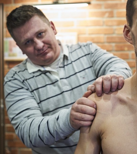 Bartosz Czajka w trakcie terapii manualnej